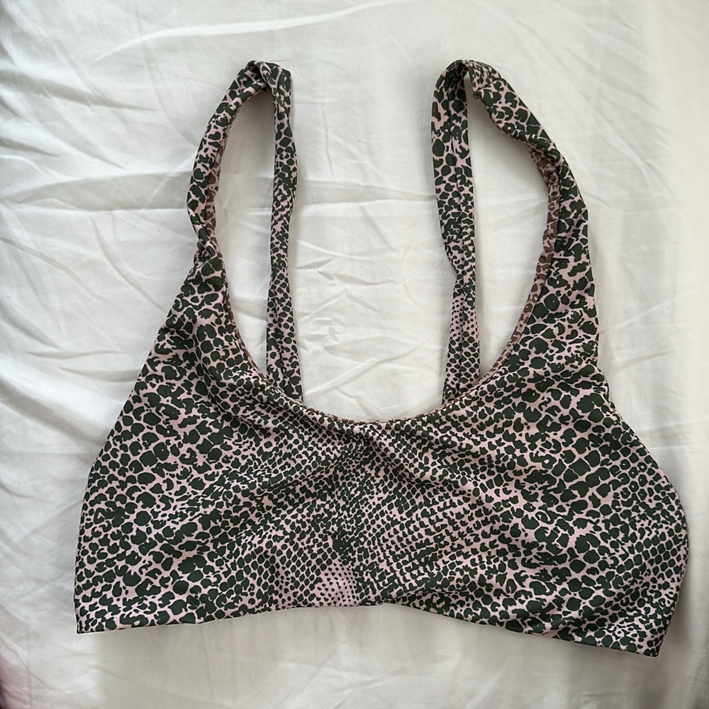 Acacia snake print large top